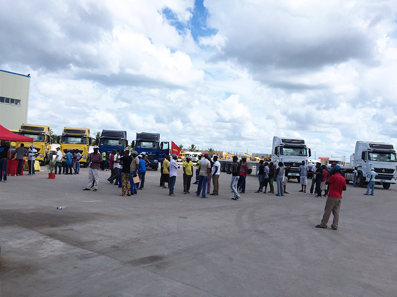Lors de la conférence de lancement de nouveaux produits des camions de T7H SINOTRUK à Beira, au Mozambique, les clients ont échangé leurs expériences après un essai routier.